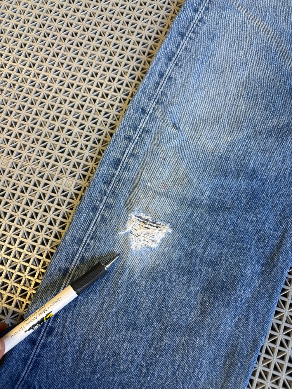 Vintage Levi's 501 Medium Wash Button-Fly Blue Jeans - Y2K - Picture 15 of 15